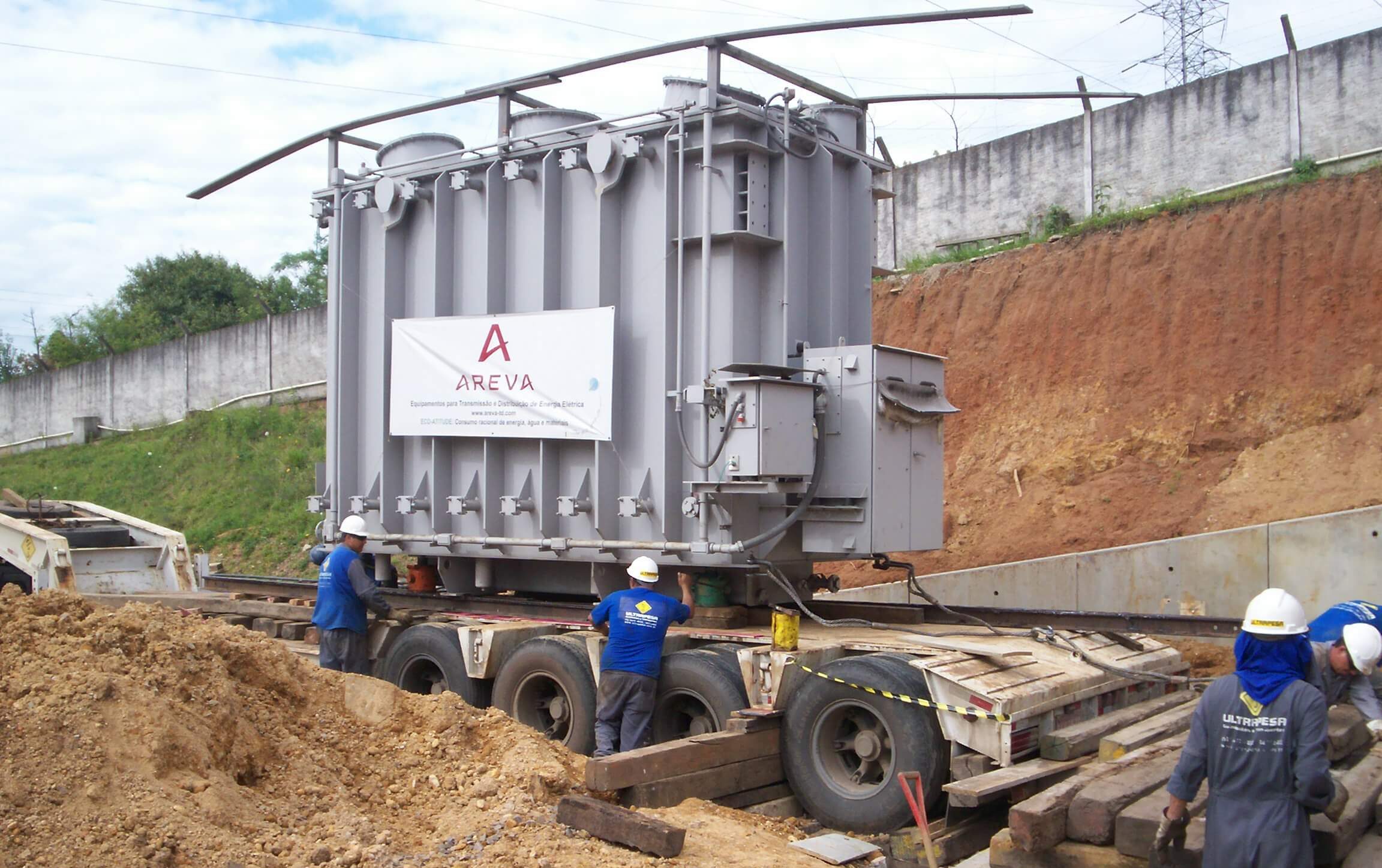 Remoção manual de transformador pesado